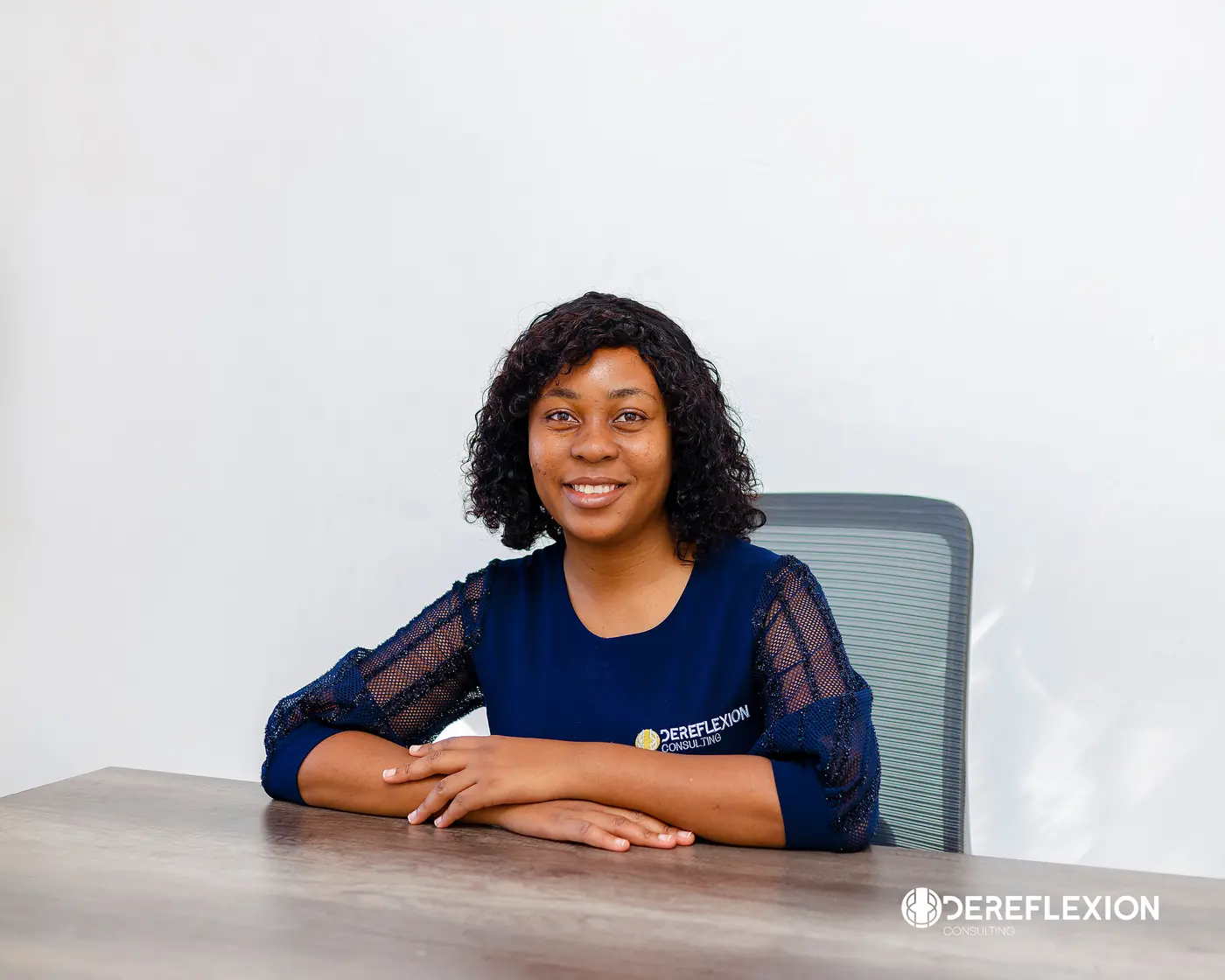 Dereflexion consultant at her desk ready to assist clients