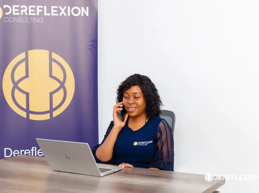Dereflexion consultant speaking to a client on the phone