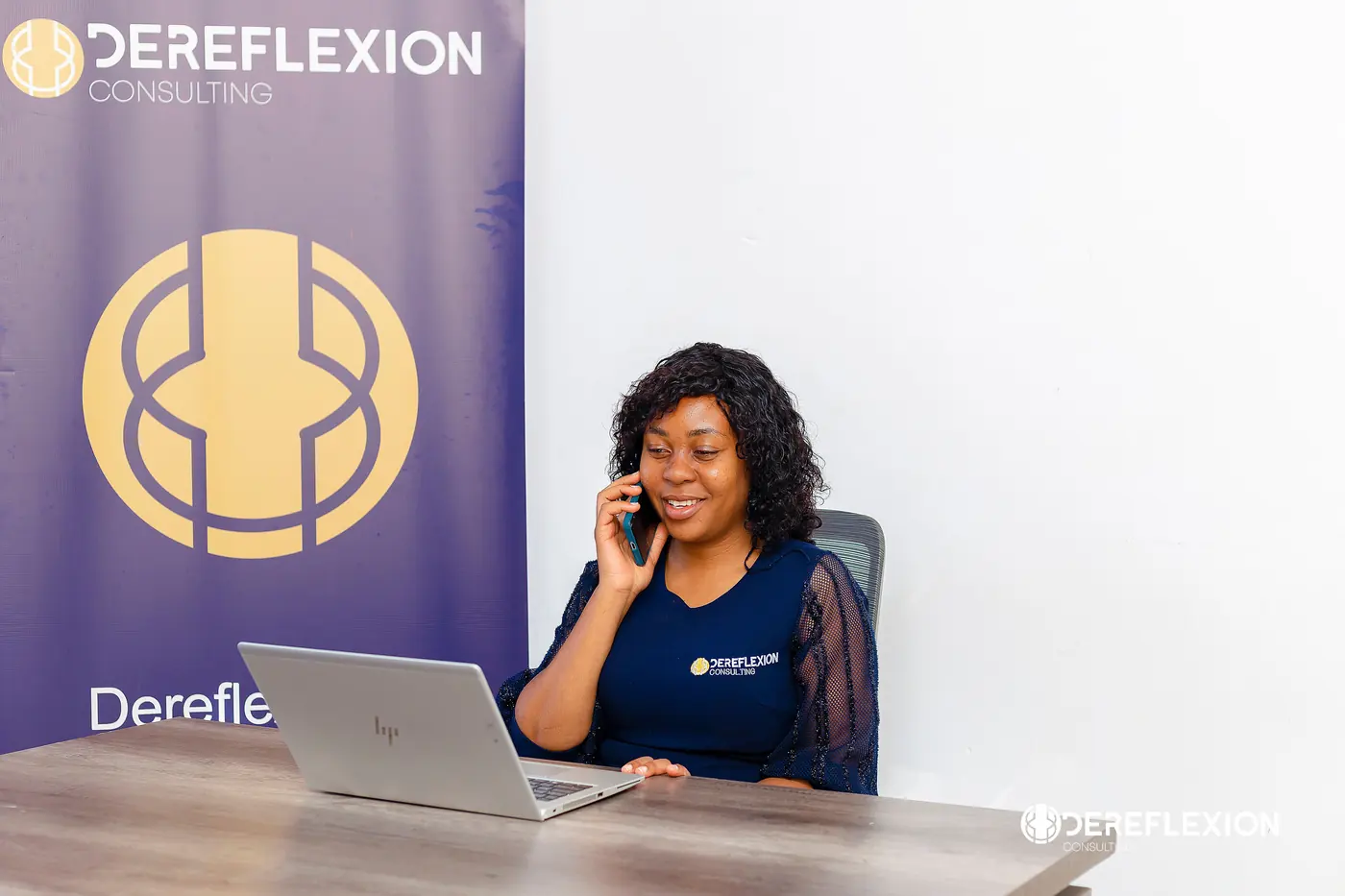 Dereflexion consultant speaking to a client on the phone