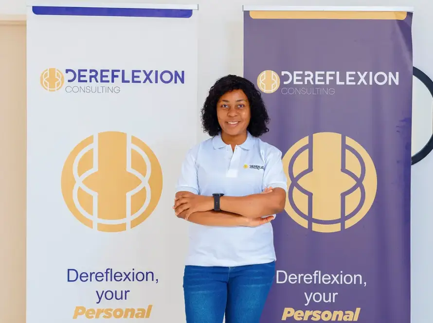 Dereflexion Consulting team member between Dereflexion banners