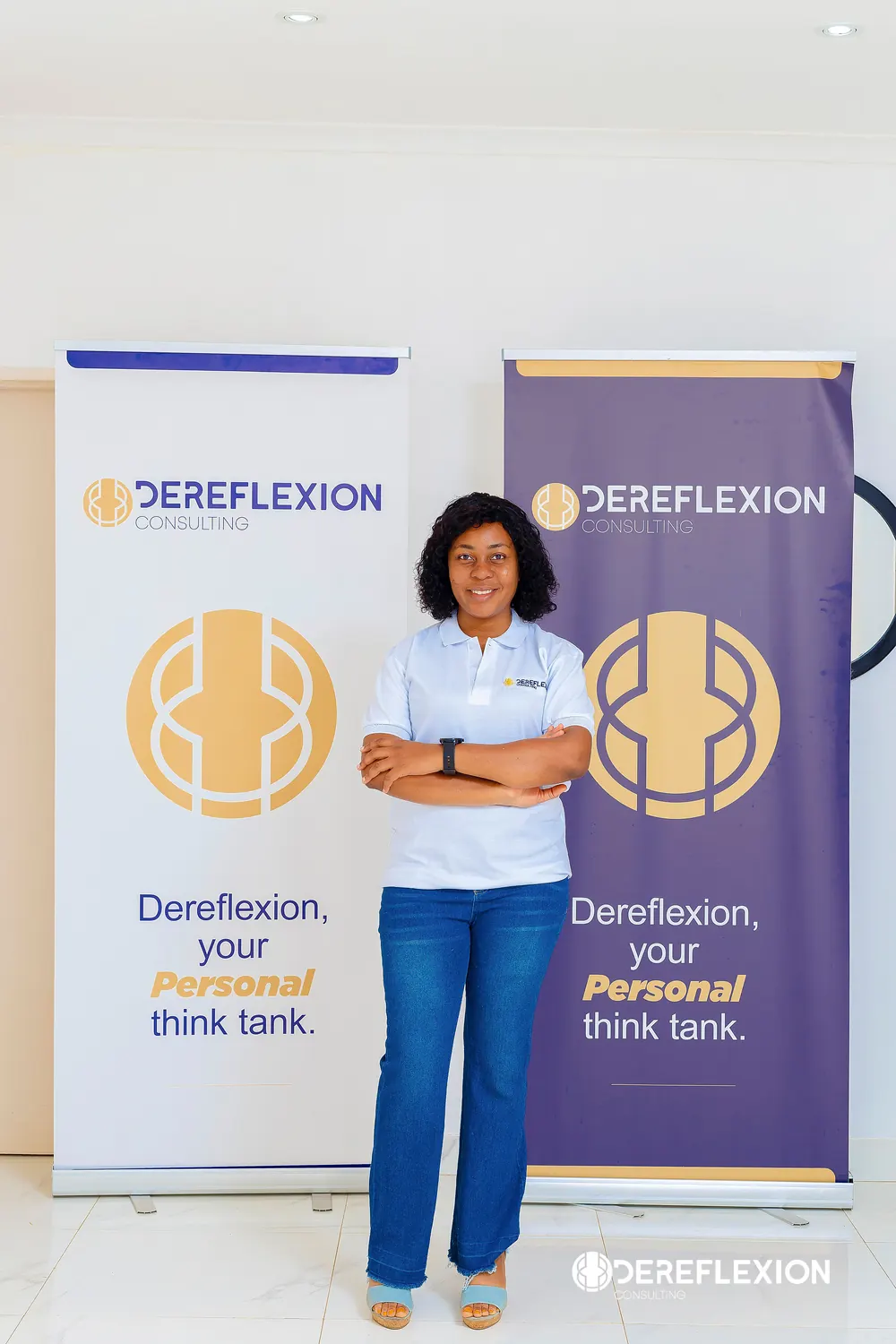 Dereflexion Consulting team member between Dereflexion banners